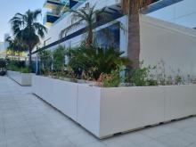 90° planter, white polished finish